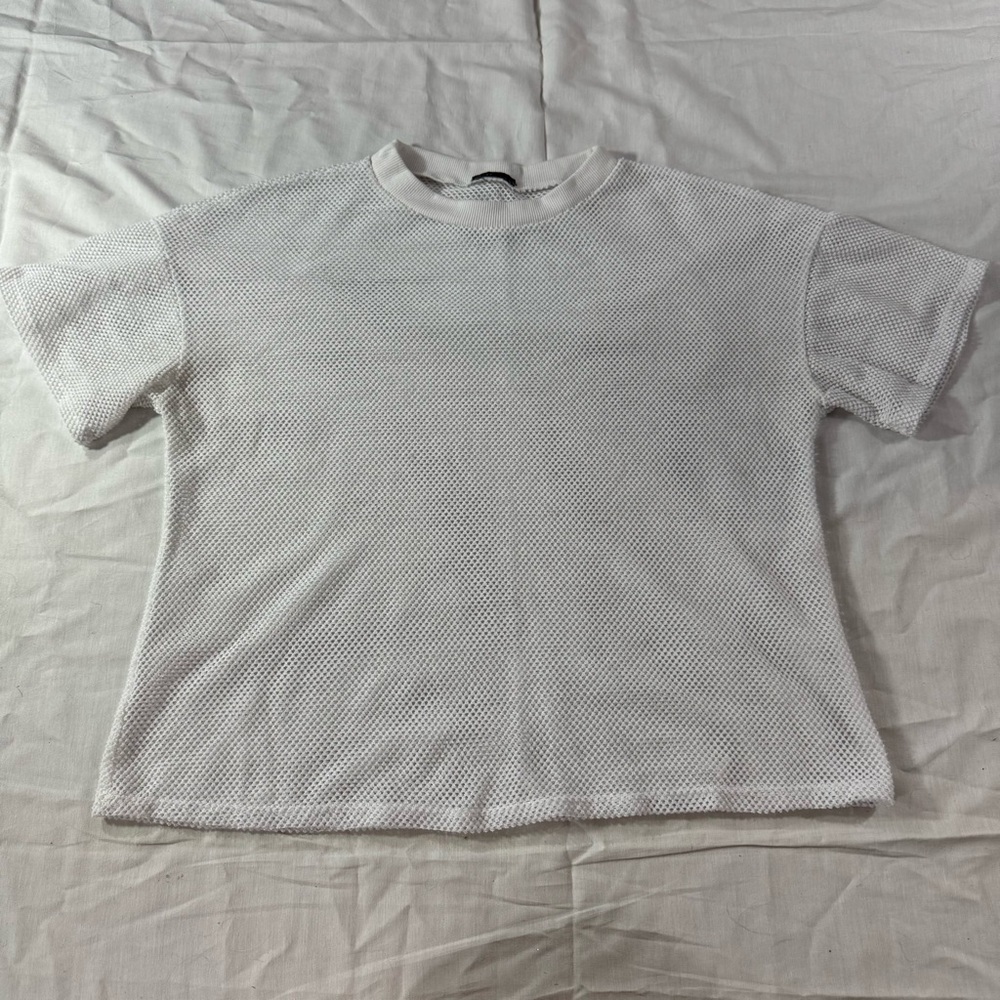 105. Women’s White mesh Tee (S)